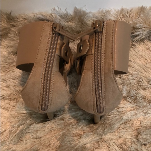 Tan Ankle Strap Pointed Toe 4” Heel 6.5 - Picture 4 of 8